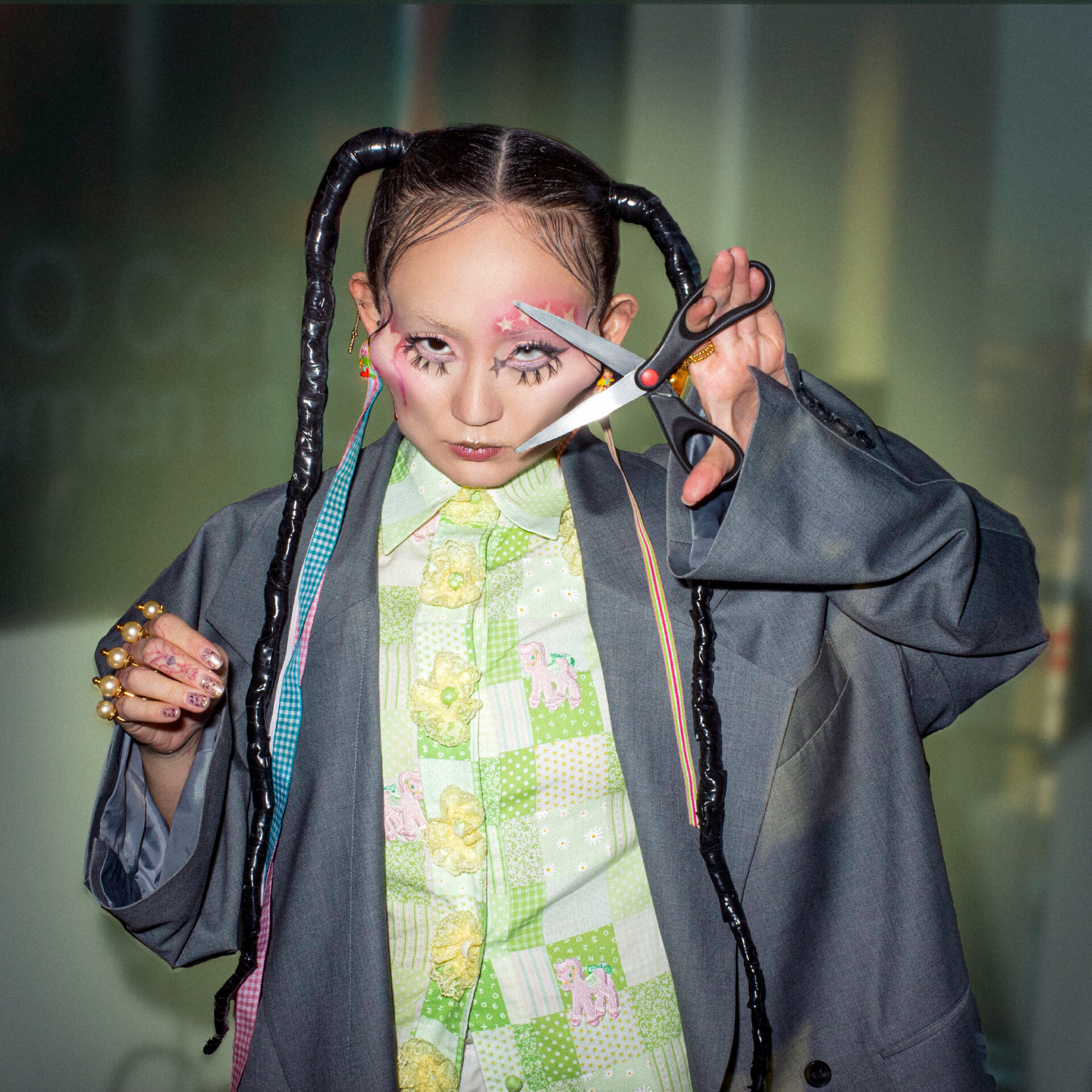 Uma foto da cantora Alice Longyu Gao.