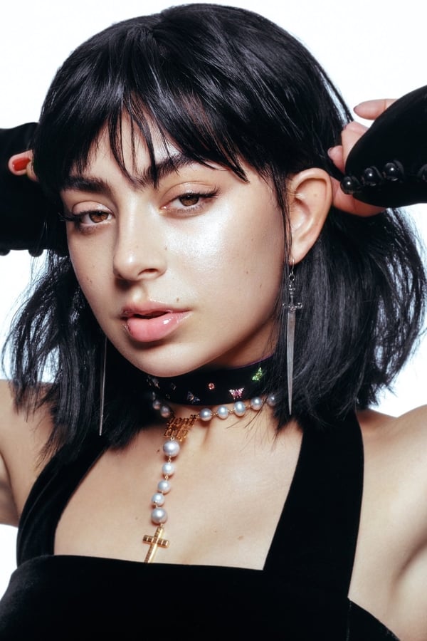 Uma foto da cantora Charli XCX.